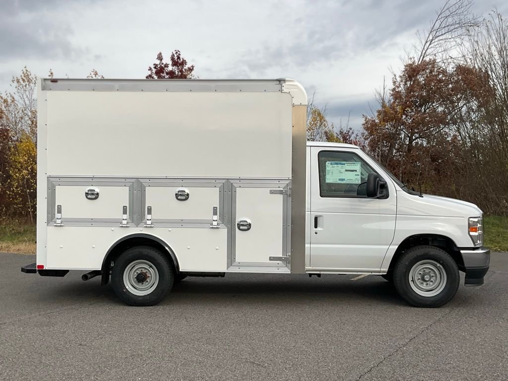 New 2026 Oxford White Ford E-350 SRW image 18