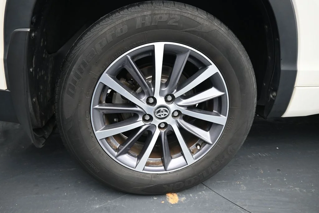 Used 2018 White Toyota XLE image 10
