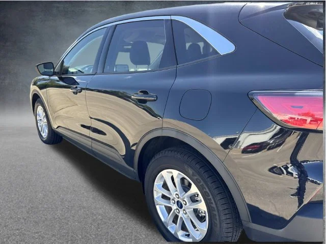 Used 2022 Black Ford SE image 16