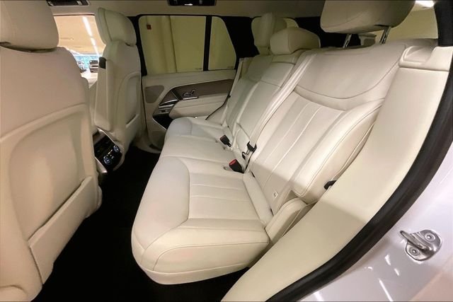 Used 2023 White Land Rover SE image 14