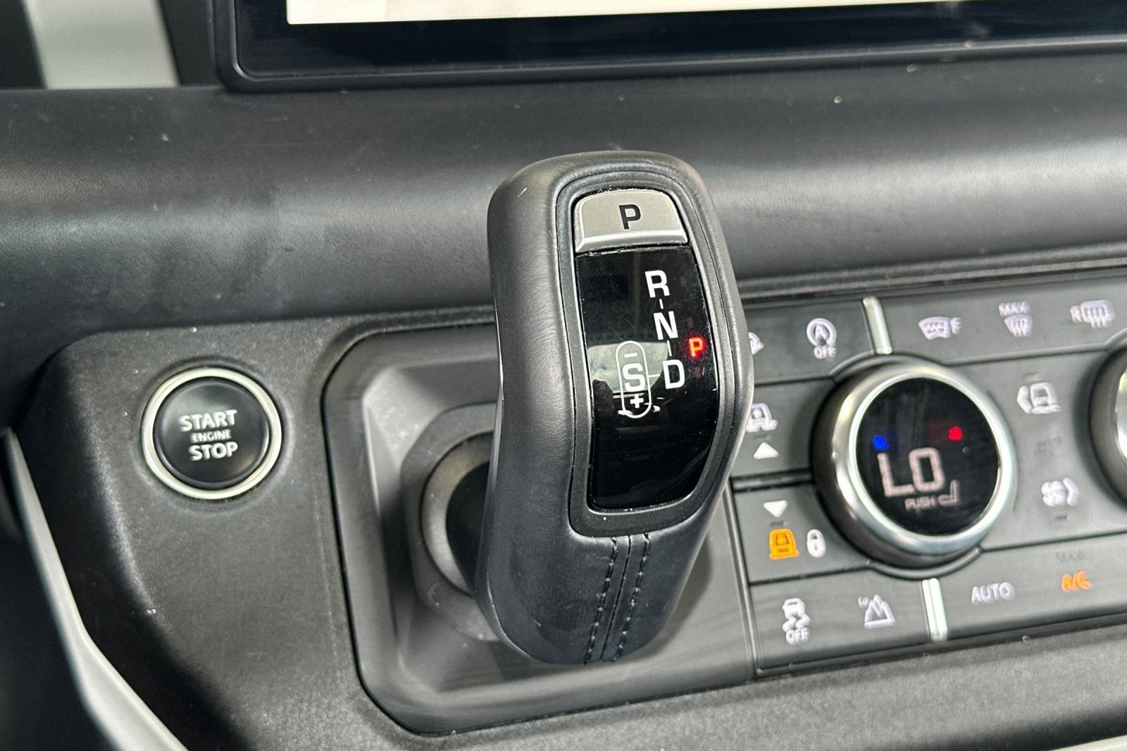Used 2024 Fuji White Land Rover X-Dynamic SE image 21