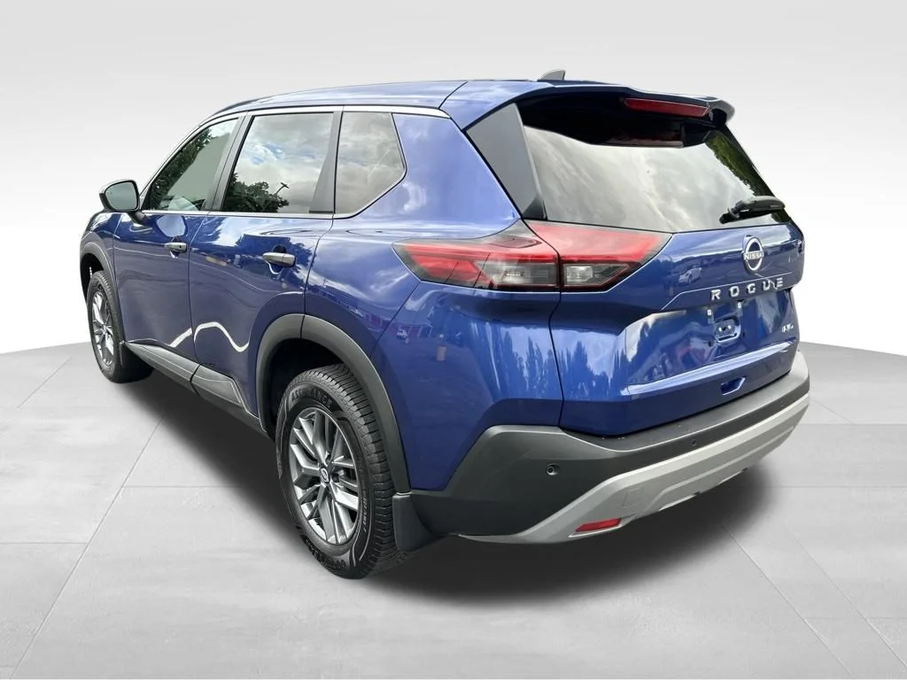 Used 2022 Blue Nissan S image 3