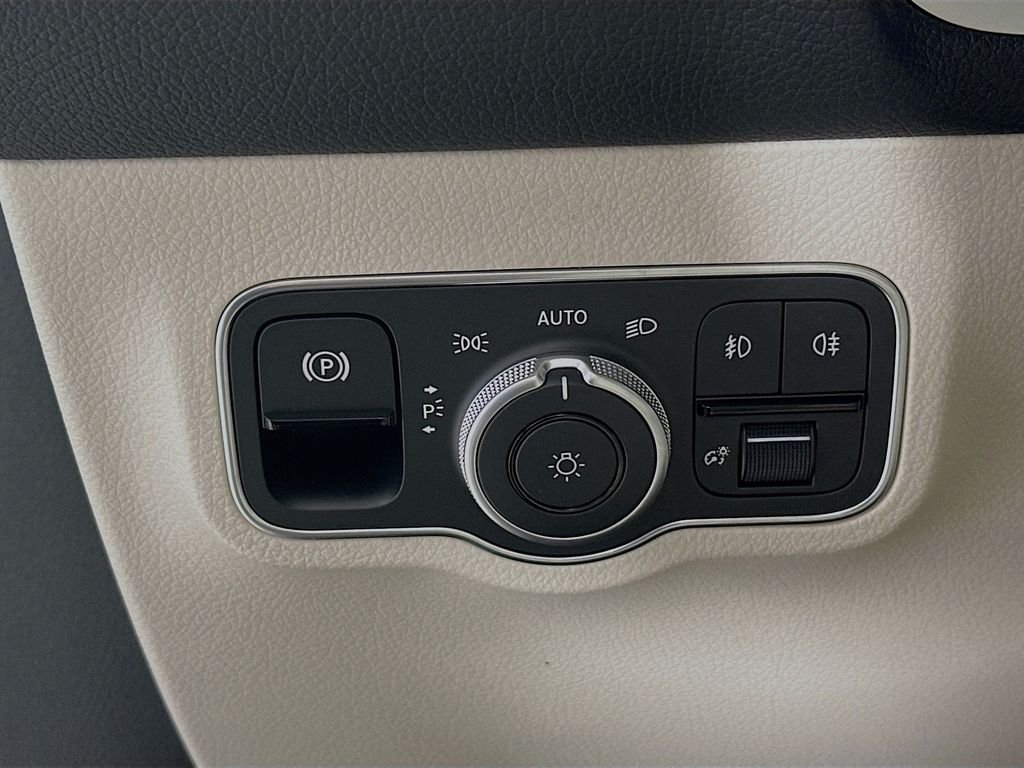 Used 2026  Mercedes-Benz GLB 250 image 10