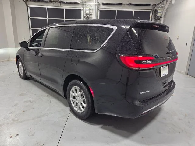 New 2027 Diamond Black Crystal Pearl-Coat Exterior Paint Chrysler Select image 10