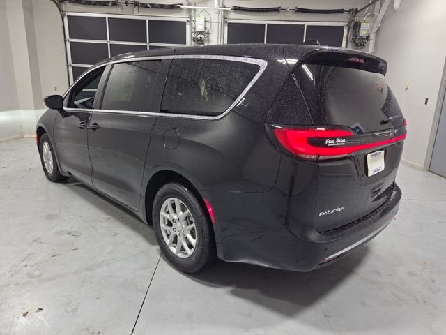 New 2027 Diamond Black Crystal Pearl-Coat Exterior Paint Chrysler Select image 10