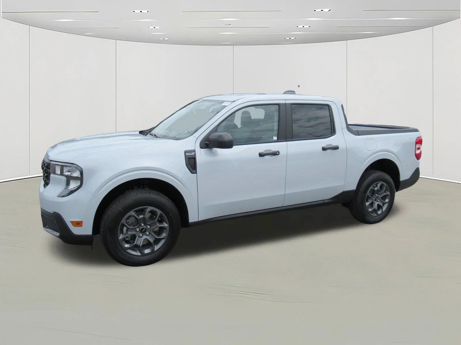 New 2026 Space White Metallic Ford XLT image 4