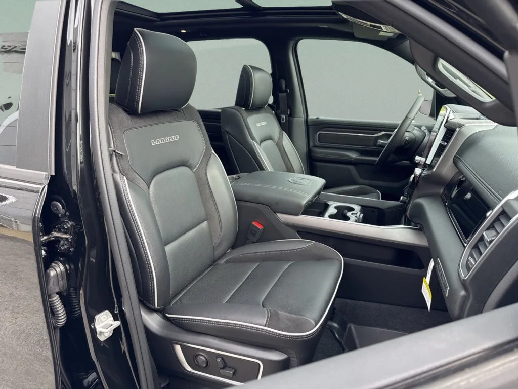New 2026 Diamond Black Crystal Pearl-Coat Exterior Paint RAM Laramie image 45
