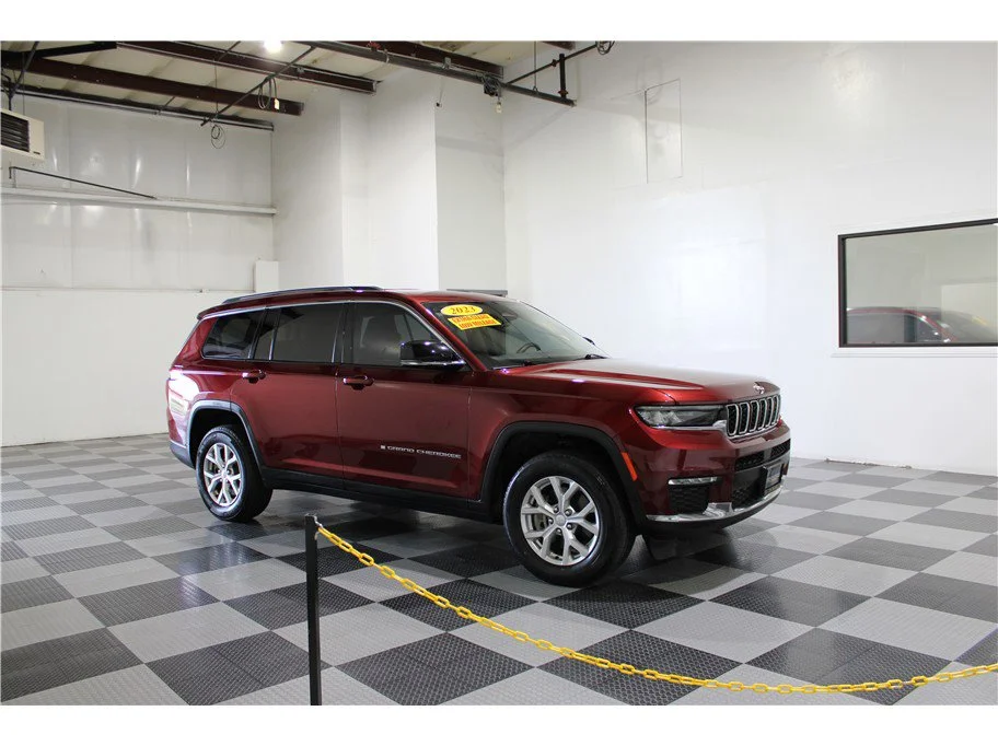 Used 2023 Velvet Red Pearlcoat Jeep Limited image 4