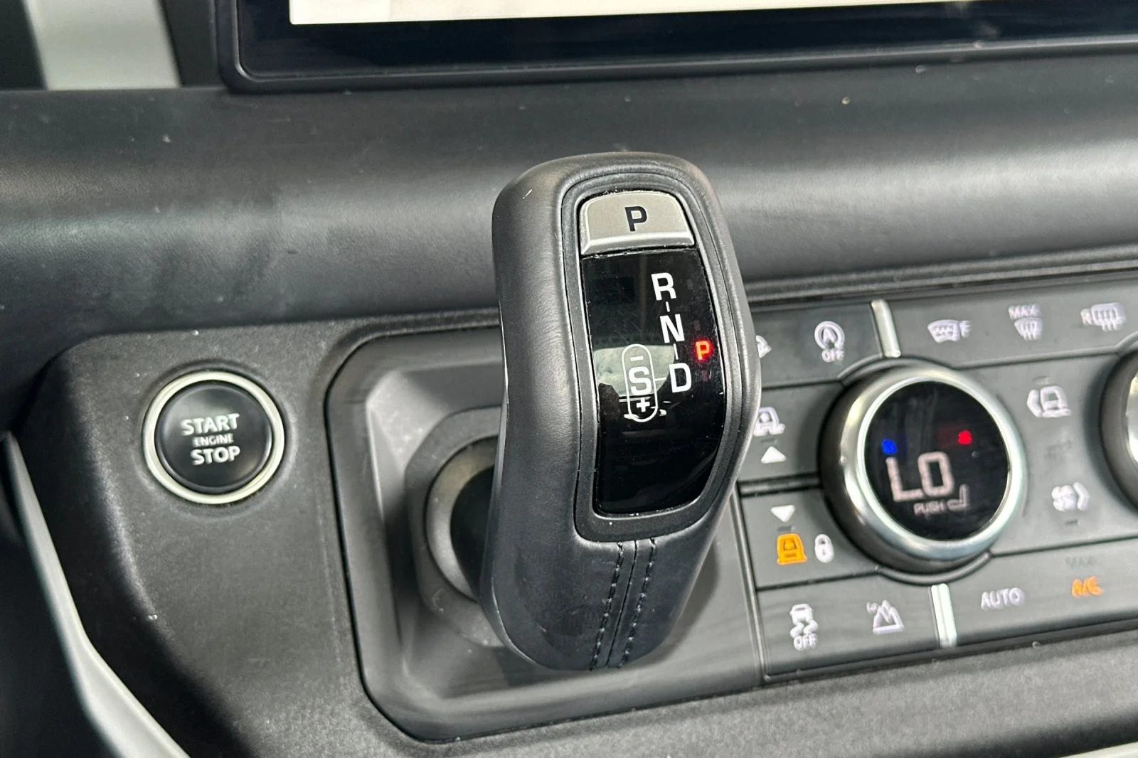 Used 2024 Fuji White Land Rover X-Dynamic SE image 21