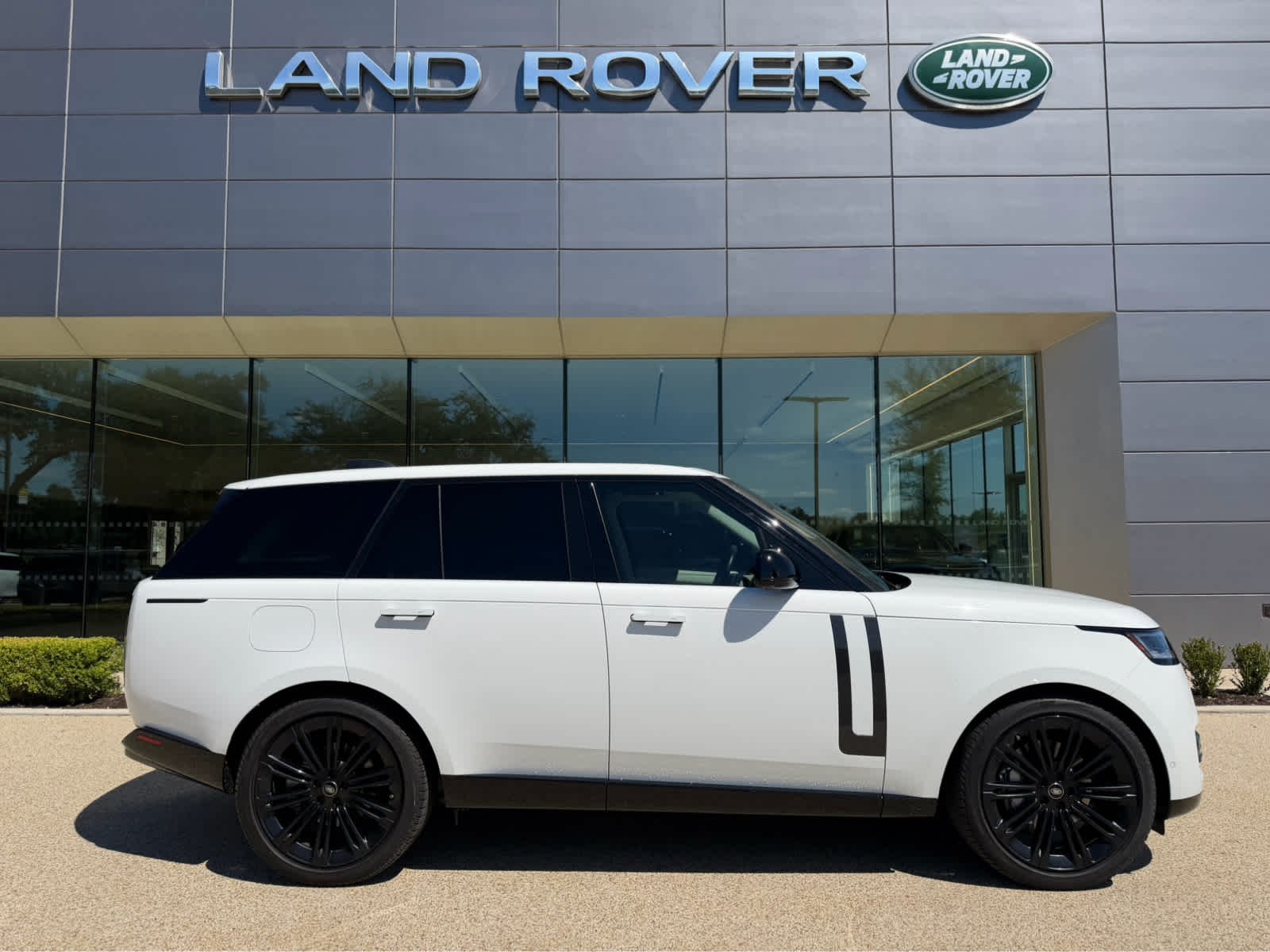 Certified Used 2023 WHT Land Rover SE image 4