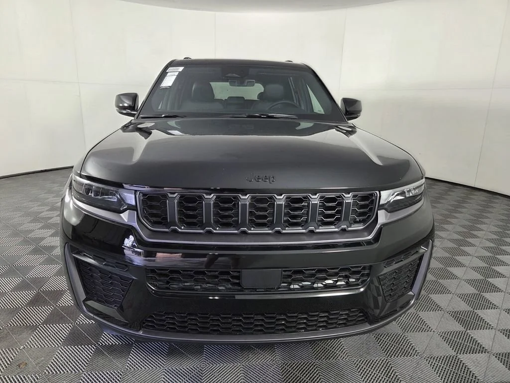 New 2026 Diamond Black Crystal Pearl-Coat Exterior Paint Jeep Laredo Altitude image 2