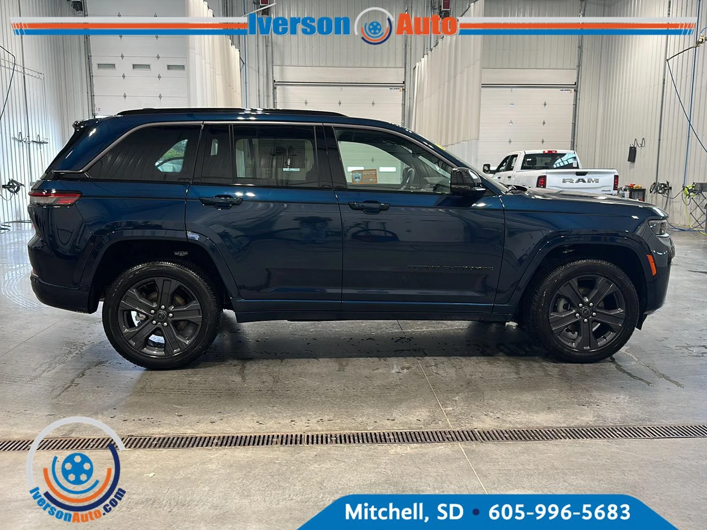 New 2027 Fathom Blue Pearl-Coat Paint Jeep Limited Reserve image 8
