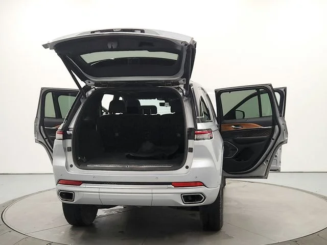 Used 2023 Silver Jeep Summit image 14