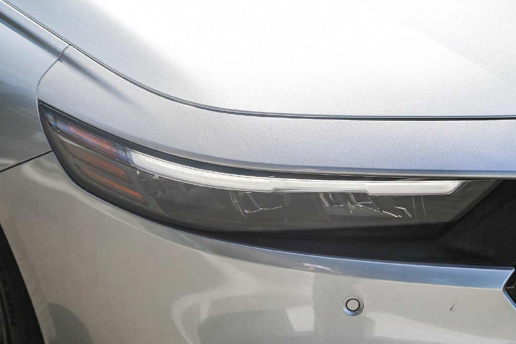 Certified Used 2025 Solar Silver Metallic Honda EX-L image 11