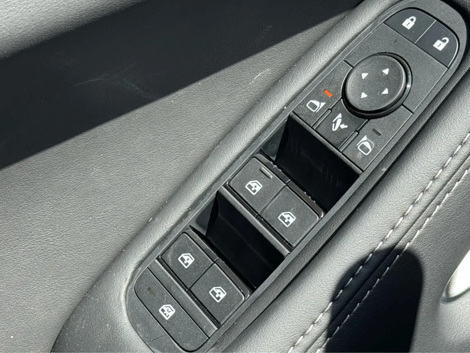 New 2027 2T RAD WHT INFINITI Sport AWD image 17