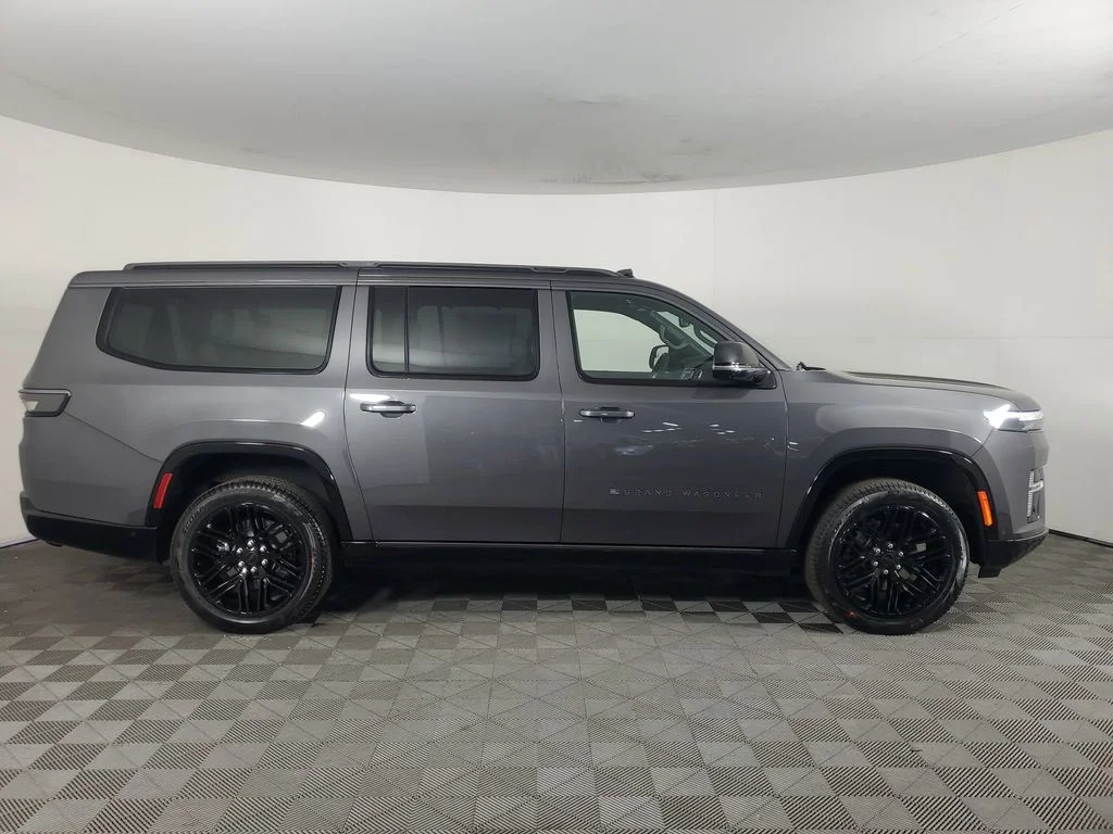 New 2026 Baltic-Gray Metallic Clear-Coat Exterior Paint Jeep Limited Reserve image 3