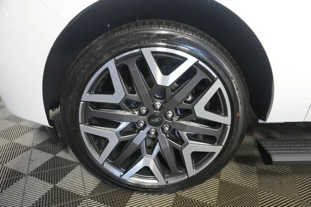 New 2027 Star White Metallic Tri-Coat Ford Platinum image 9