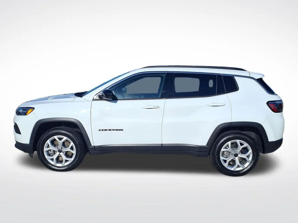 Used 2025 White Jeep Latitude image 5
