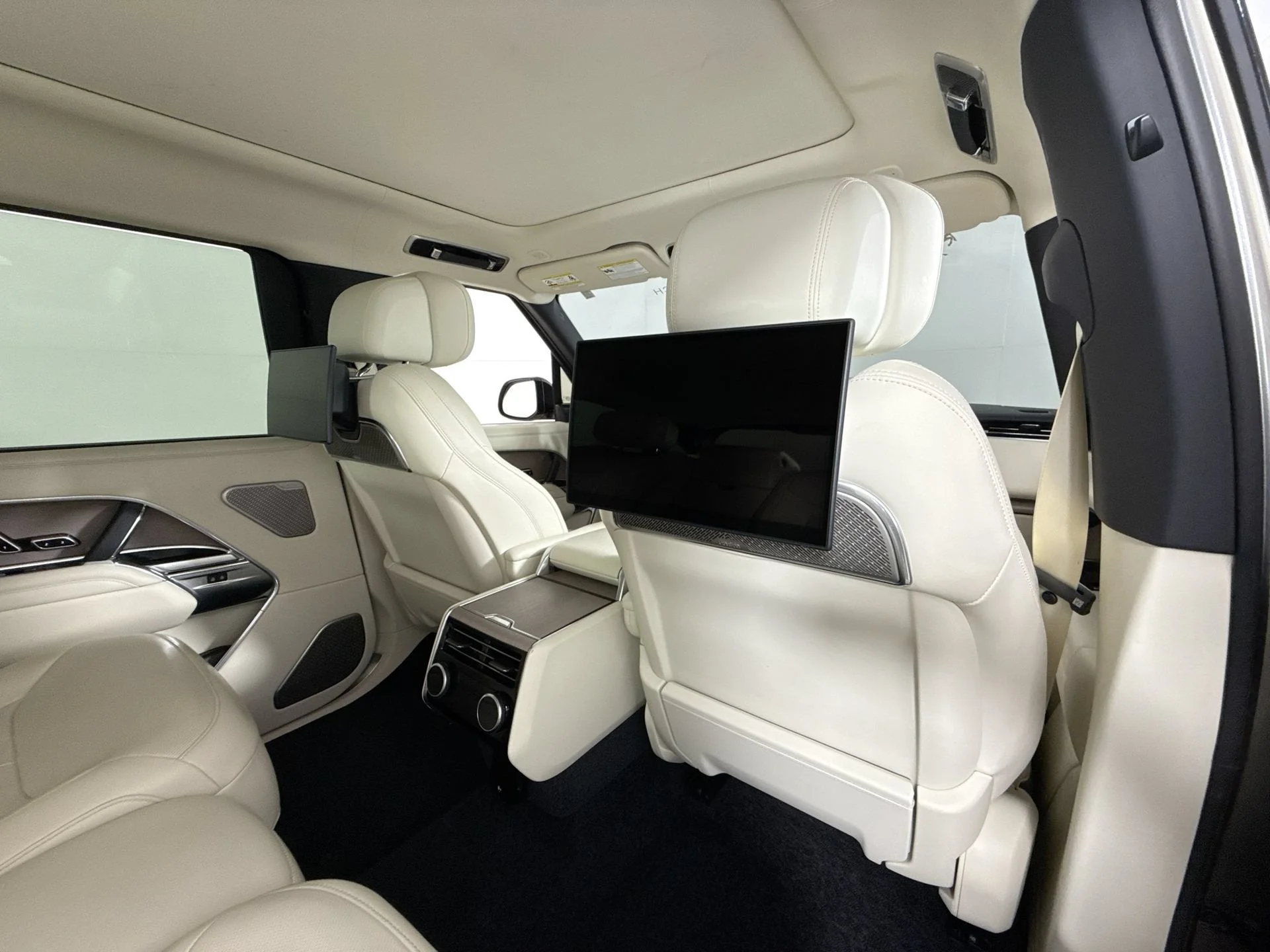 Used 2024 Batumi Gold Premium Metallic Land Rover Autobiography image 24