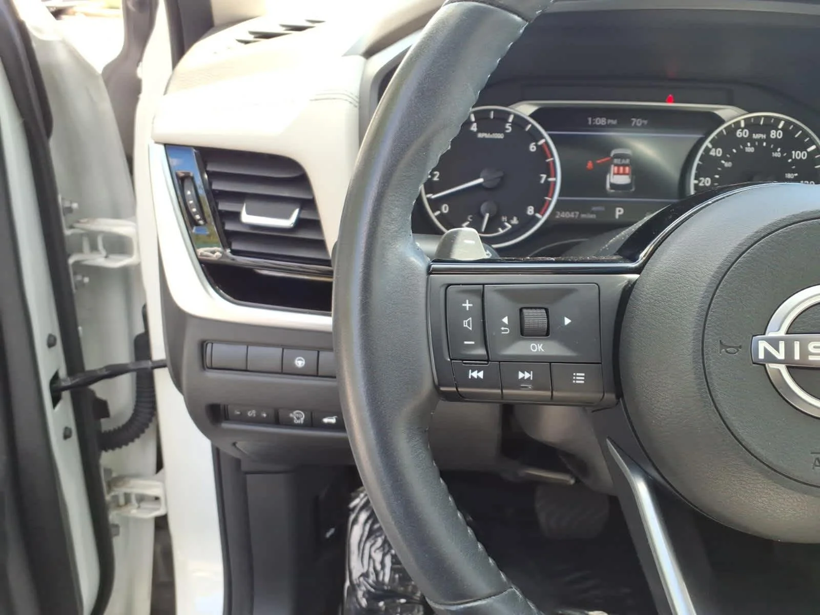 Certified Used 2023 Pearl White Tricoat/Super Black Nissan SL image 22