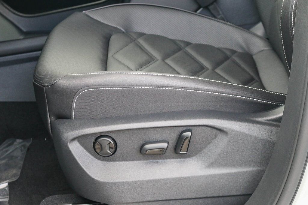 New 2026 White Volkswagen 2.0T SE w/Technology image 23