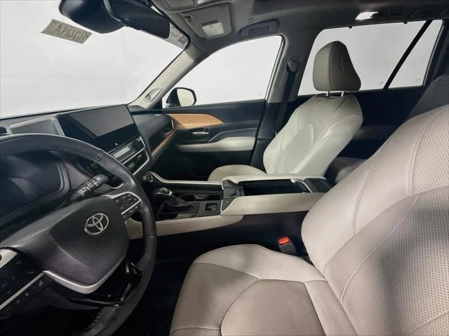 Certified Used 2024 WIND CHILL PEARL Toyota  image 18