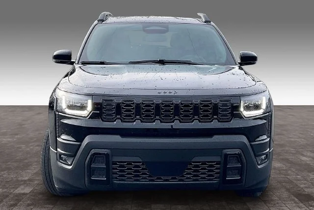 New 2026 Diamond Black Crystal Pearl-Coat Exterior Paint Jeep Limited image 14