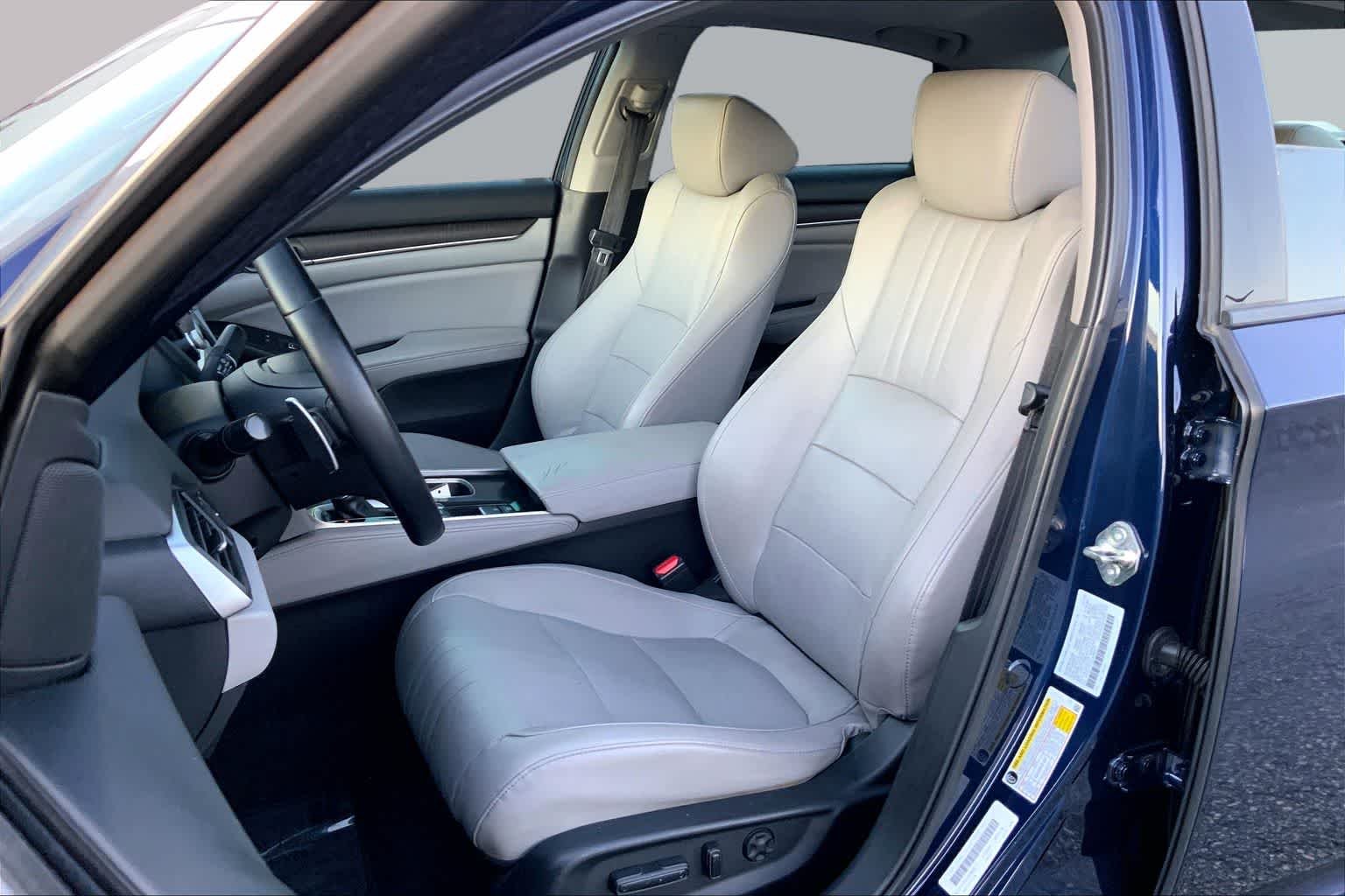 Used 2018 Obsidian Blue Pearl Honda Touring 1.5T image 8