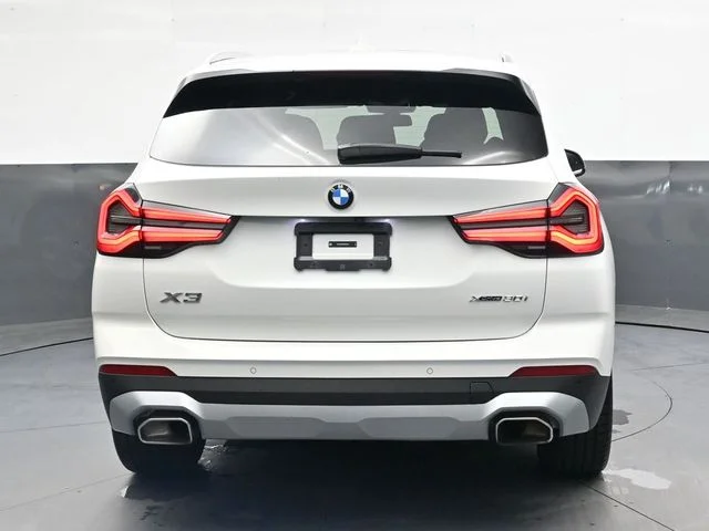Used 2024  BMW xDrive30i image 6