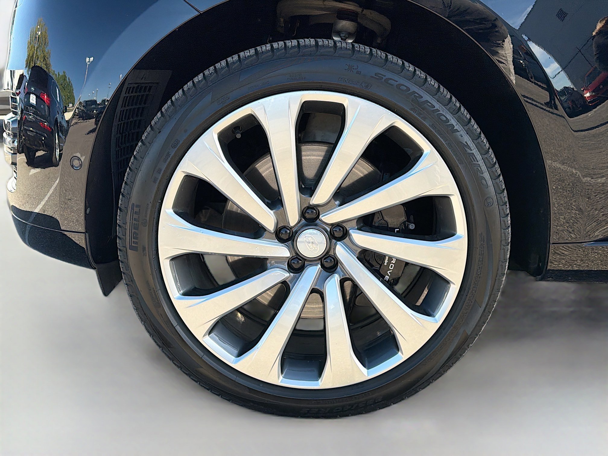 Used 2024 Ligurian Black SV Bespoke Ultra Metallic Sat Land Rover Autobiography image 42