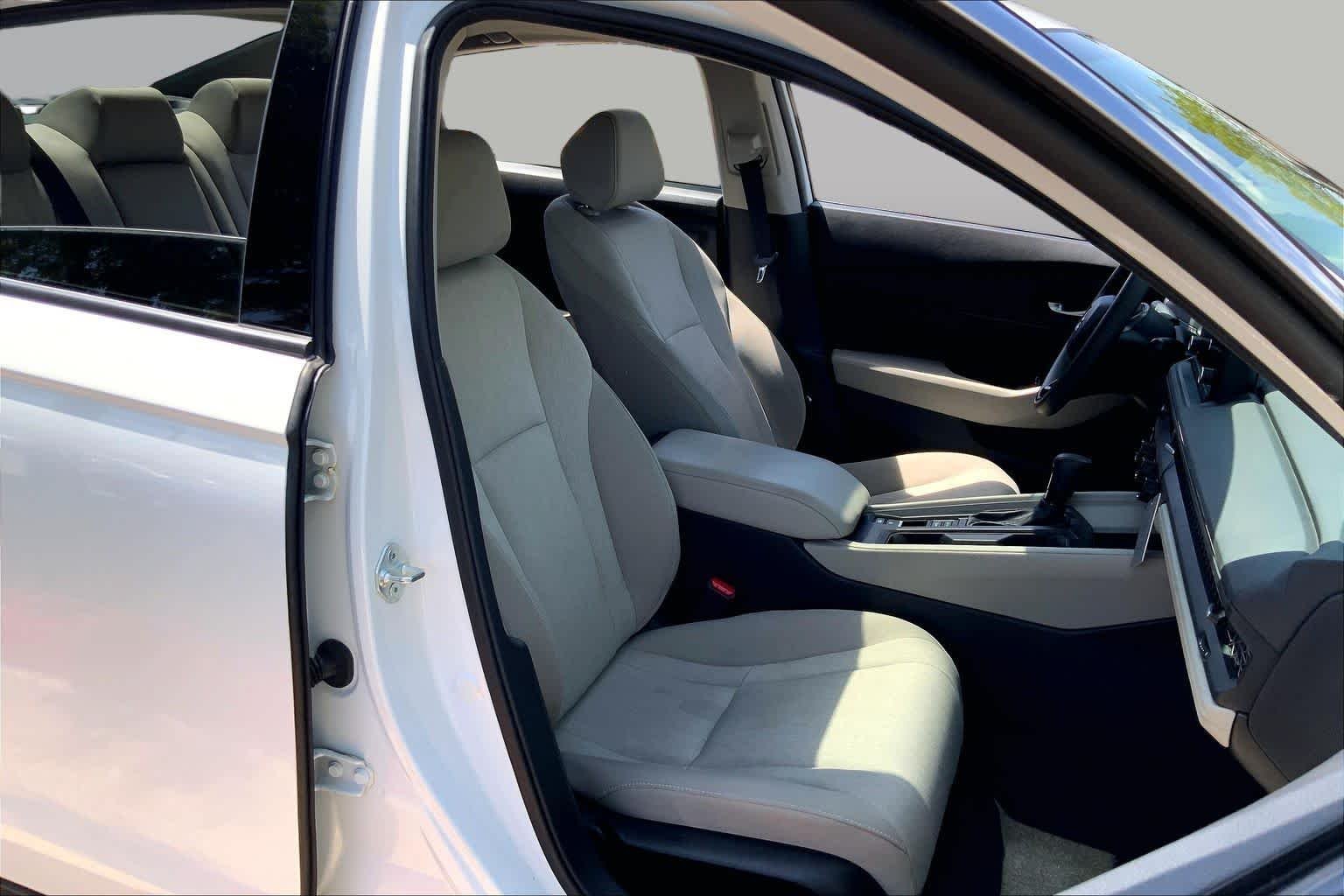 Used 2024 Platinum White Pearl Honda EX image 9