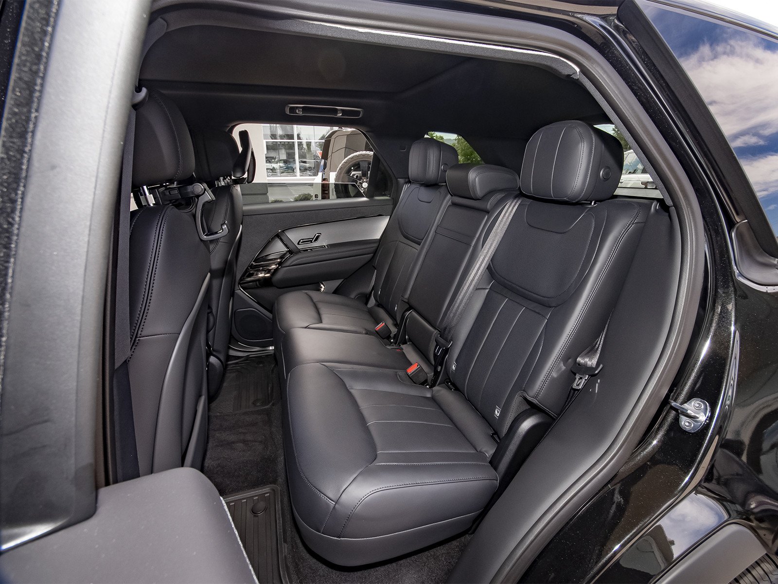 New 2026 Santorini Black Land Rover SE image 43