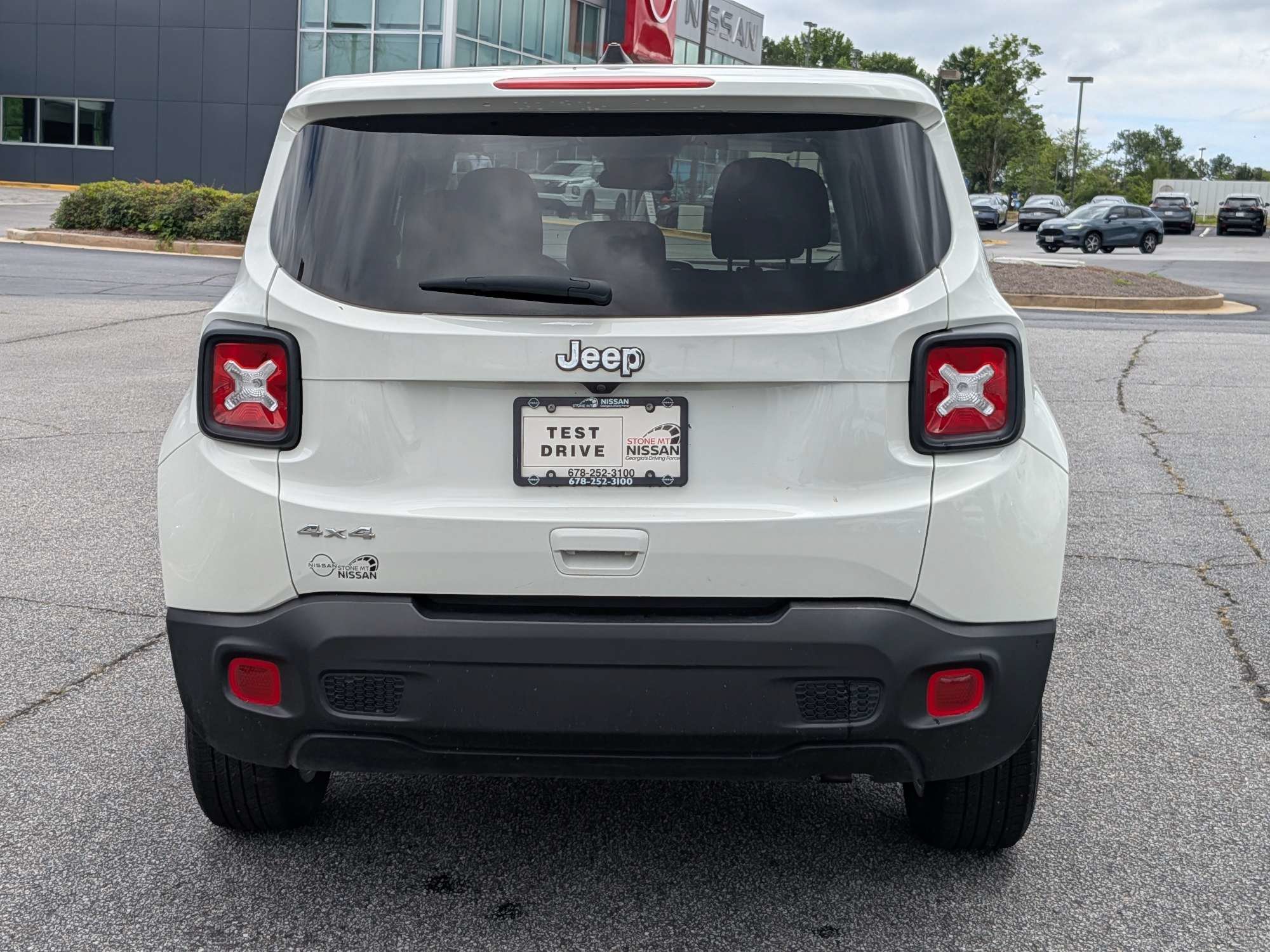 Used 2023 White Jeep Latitude image 4