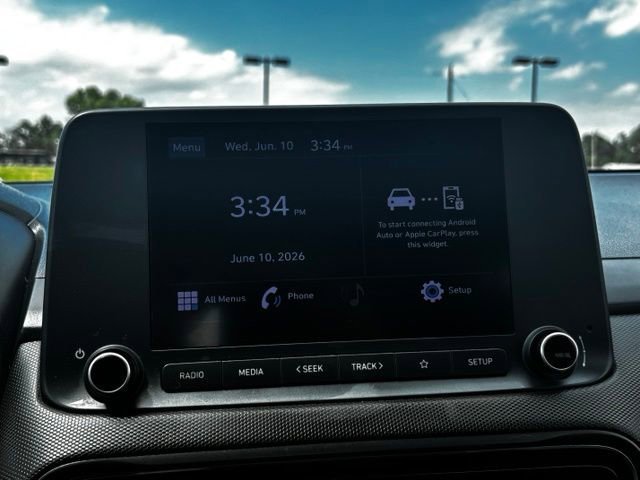 Used 2022 White Hyundai SE image 12