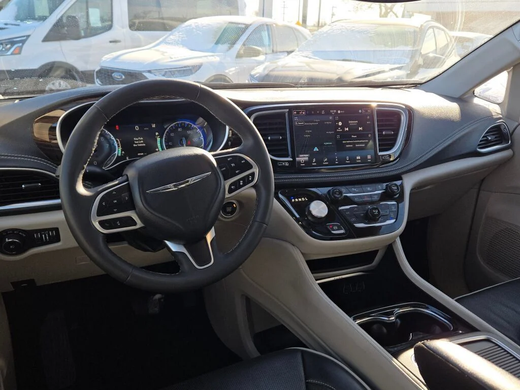 Used 2024 White Chrysler Limited image 21