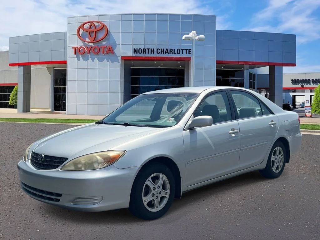 Used 2002 Silver Toyota LE image 3