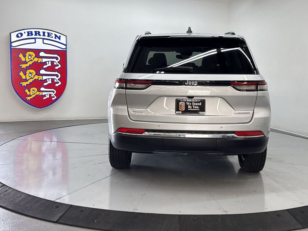 Used 2023 Silver Jeep Laredo image 11