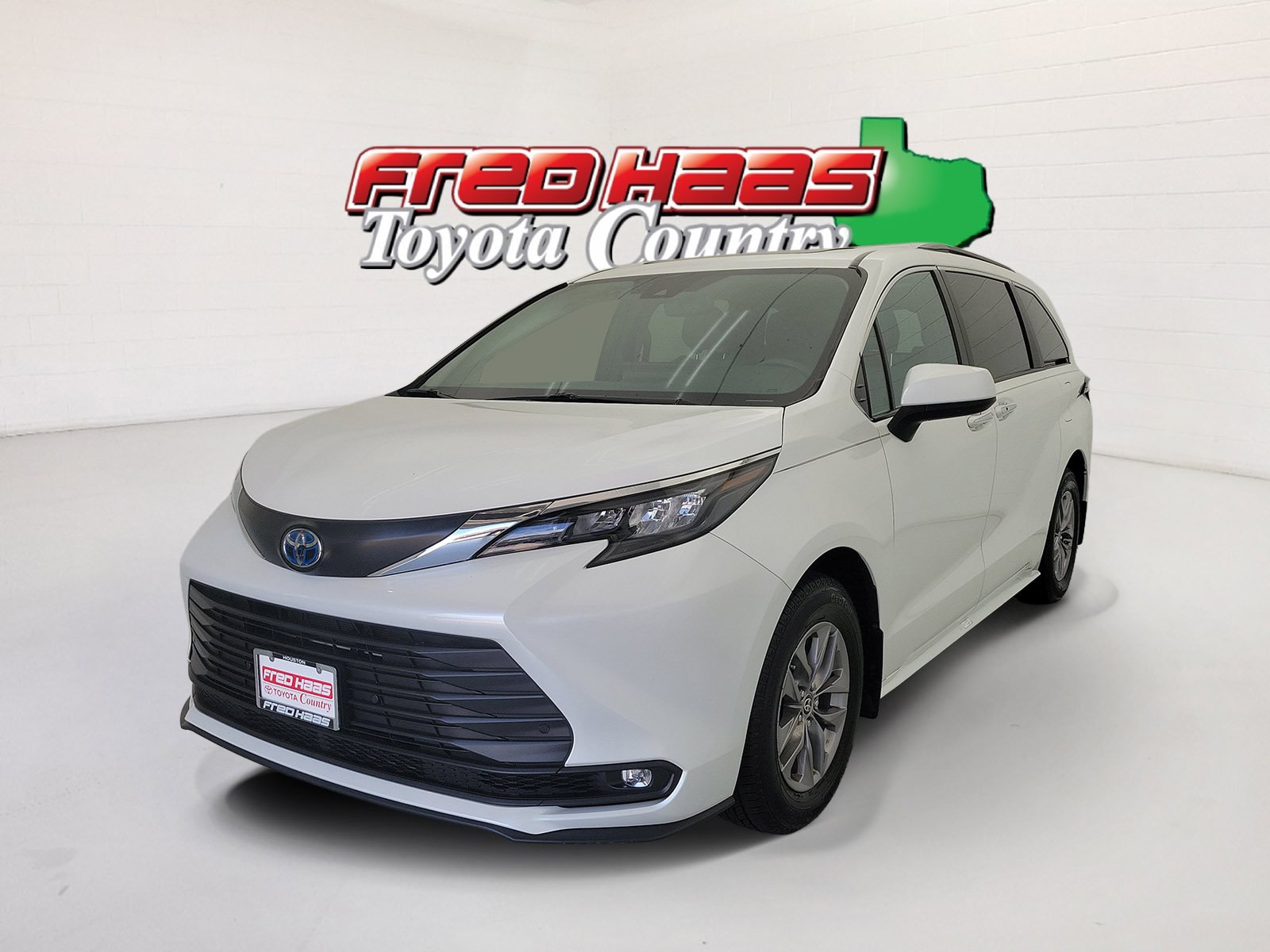 Used 2025 Wind Chill Pearl Toyota XLE image 1