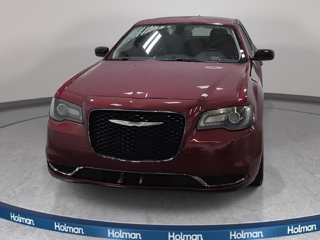 Used 2018 Velvet Red Pearlcoat Chrysler Touring image 3