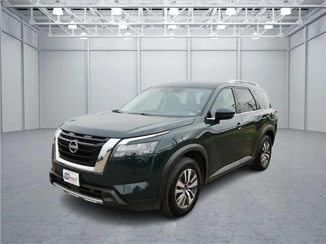 Used 2025 Green Nissan SL Front-Wheel Drive image 1