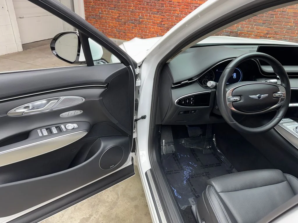 Used 2022 White Genesis 2.5T image 8