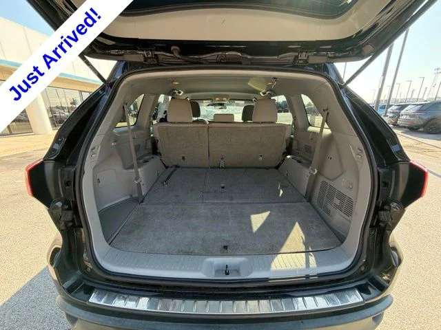 Used 2018 Black Toyota LE image 22
