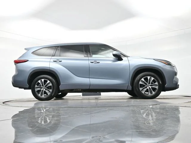 Used 2022 Moon Dust Toyota XLE image 33