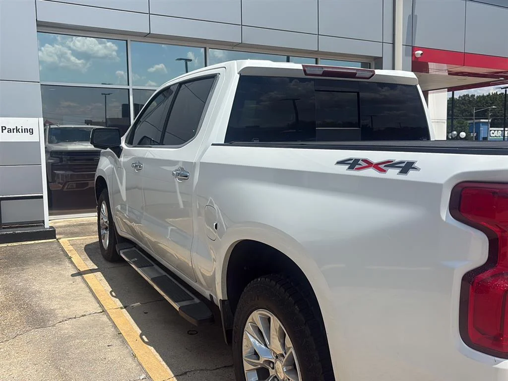 Used 2021 Iridescent Pearl Tricoat Chevrolet LTZ image 2