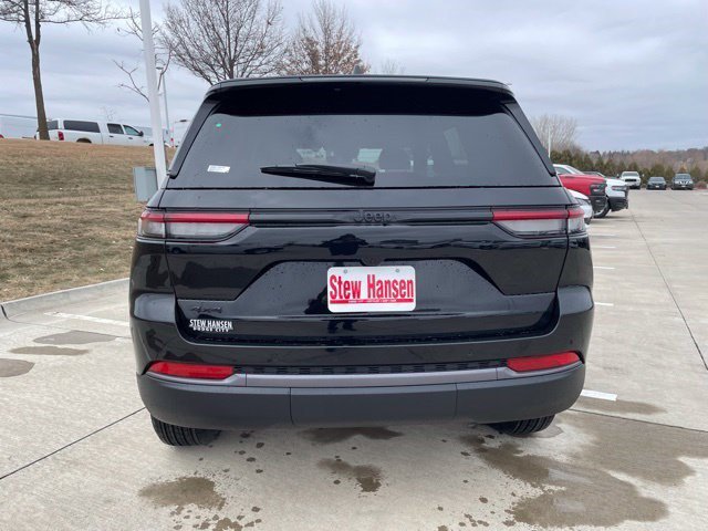 New 2026 Diamond Black Crystal Pearlcoat Jeep Laredo Altitude image 4
