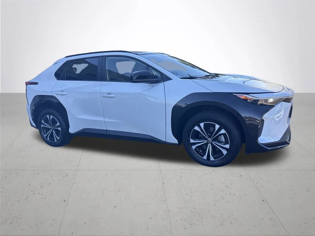 Used 2024 Beige Toyota XLE image 5