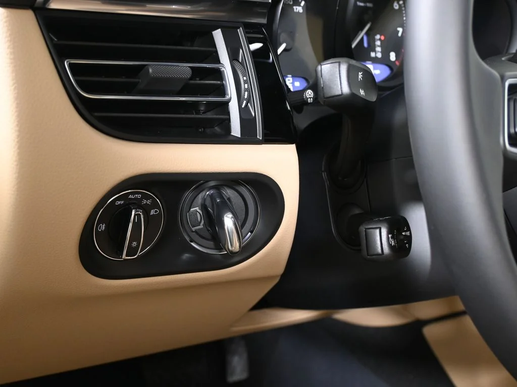 2026 Porsche Macan T - Photo 30