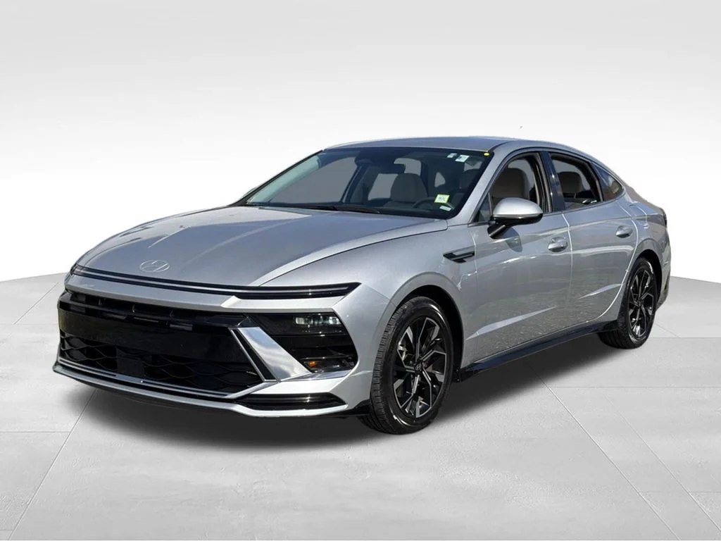 Used 2024 Silver Hyundai SEL image 3