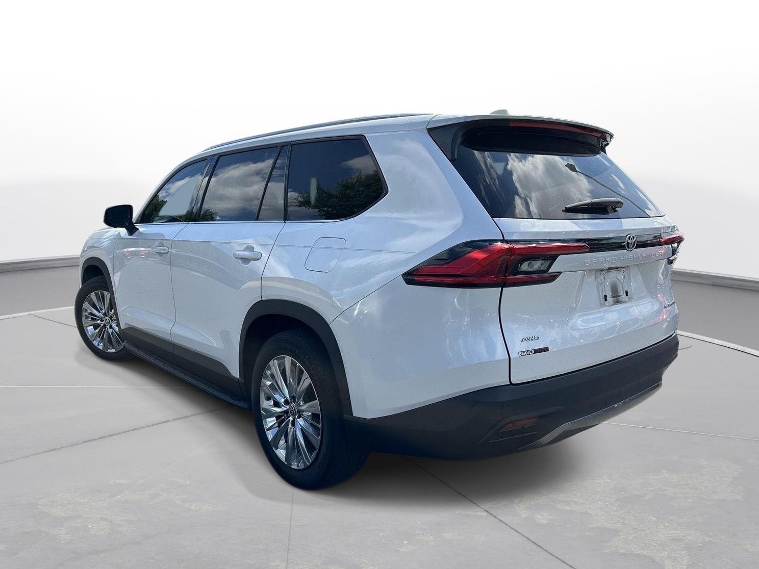 Used 2024 Wind Chill Pearl Toyota Platinum image 8