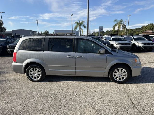 Used 2015 Silver Chrysler LX image 3